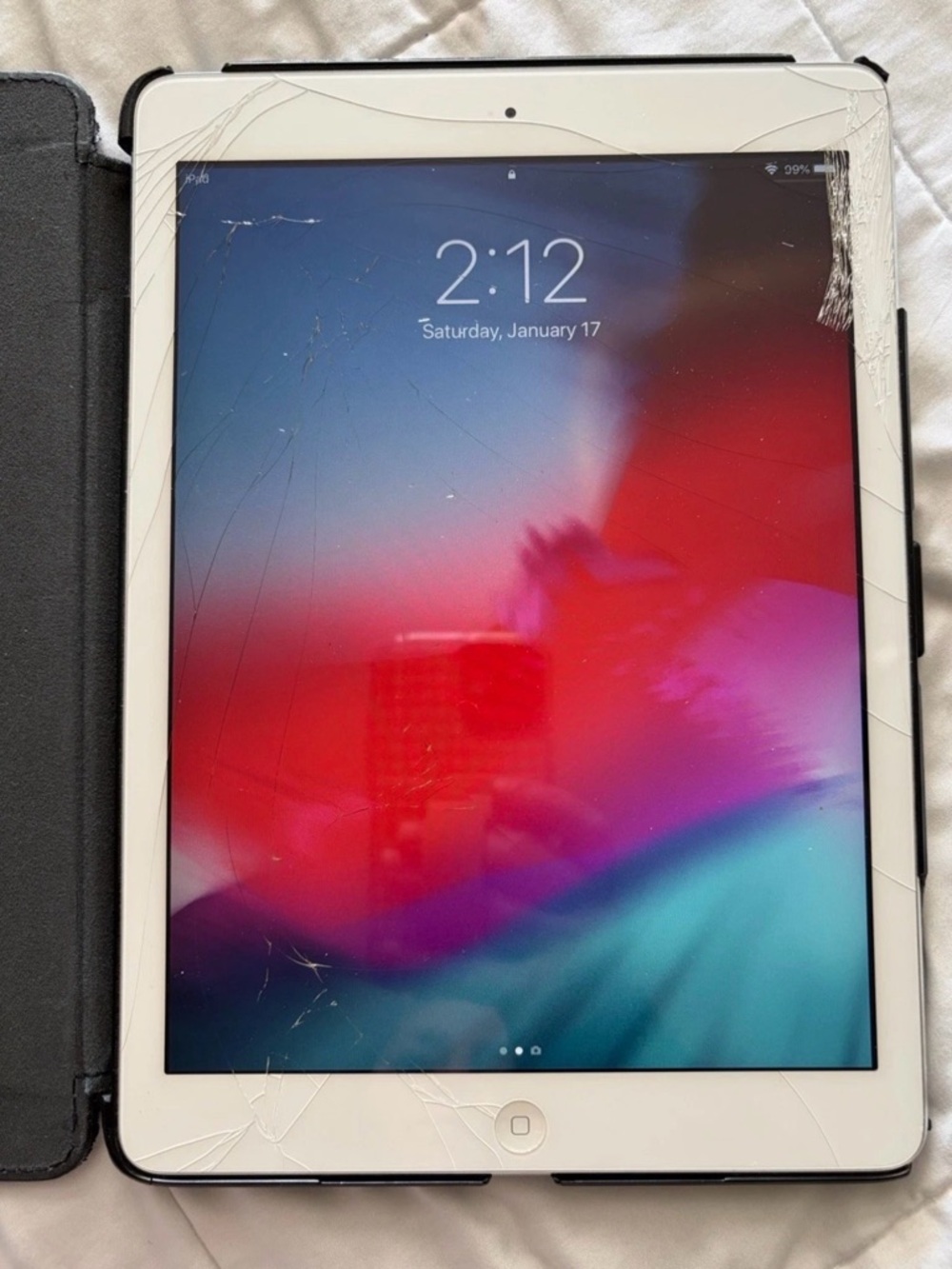 iPad Air 1st Gen MD788LL/A - FOR PARTS/DAMAGED(SHATTERED SCREEN) (Bundle W/ Case